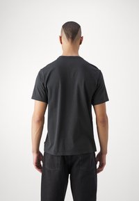 Levi's® RELAXED FIT - Trükipildiga T-särk - zigzag headline caviar