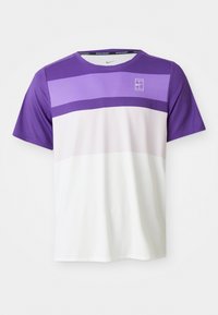 Kortermet Nike sport t-skjorte i lilla, lavendel, lys rosa og hvite horisontale fargeblokker med NikeCourt-logo på brystet.