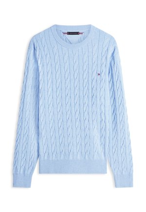Pulover albastru deschis cu model împletit în cablu, guler rotund, mâneci lungi și logo mic Tommy Hilfiger pe piept.