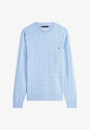 Pulover albastru deschis cu model împletit în cablu, guler rotund, mâneci lungi și logo mic Tommy Hilfiger pe piept.