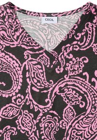 T-shirt noir col V avec un motif paisley rose complexe et une étiquette blanche indiquant "CECIL" cousue à l'intérieur du col.
