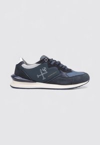 Zapatillas en azul marino que combinan ante y malla, con un acento blanco en el talón, ojales plateados y un logo gráfico en el lateral.