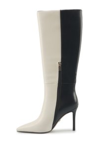 Leren kniehoog laars gesplitst in zwart en wit, puntige neus, stiletto hak, zijrits detail. Gladde textuur met een glanzende afwerking.