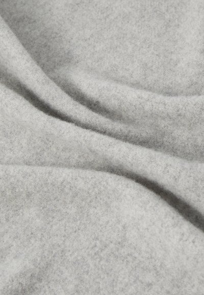 Svetle šedá látka s jemným, texturovaným povrchem, vykazující jemné záhyby a decentní, jednolitý vzor. Hladký a útulný vzhled.