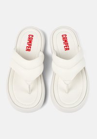 Vita flip-flops med breda remmar och ett baddräkt-design. Mjukt tygövre, vadderad innersula och gummiyttersula. "CAMPER" i röd text.