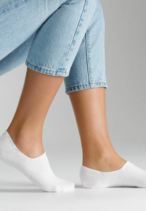 Weiße, knöchelhoche Socken aus weicher Baumwolle, mit einer glatten Textur und minimalistischen Design, die eng am Knöchel sitzen und ohne sichtbaren Bündchen auskommen.