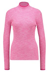 Rosa ribbad stickad tröja med hög hals och långa ärmar. Har en texturerad yta och kontrasterande rosa kant runt kragen.