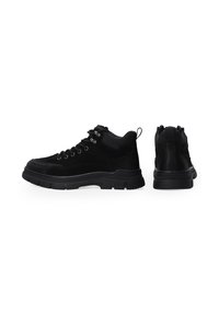 Schwarze High-Top-Schuhe aus Wildleder und synthetischen Materialien, runde Zehenform, Schnürdesign, metallische Ösen und Gummisohle mit strukturiertem Profil.