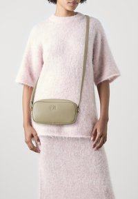 Tommy Hilfiger REFINED CAMERA BAG - Soma ar siksnu pāri ķermenim - beige