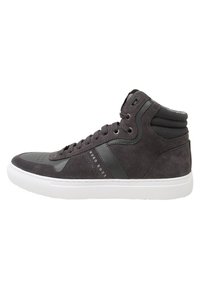 Hochschuh-Sneakers mit einer Mischung aus grauem Wildleder und synthetischen Materialien, einer weißen Gummisohle, gepolstertem Kragen und markierten Seitenakzenten.