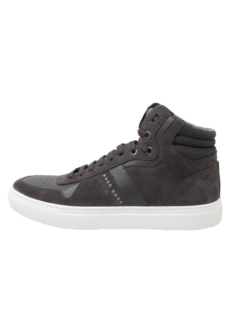 Hochschuh-Sneakers mit einer Mischung aus grauem Wildleder und synthetischen Materialien, einer weißen Gummisohle, gepolstertem Kragen und markierten Seitenakzenten.