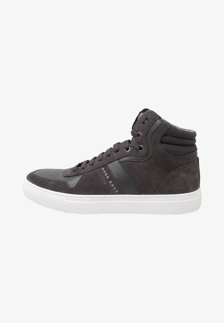 Hochschuh-Sneakers mit einer Mischung aus grauem Wildleder und synthetischen Materialien, einer weißen Gummisohle, gepolstertem Kragen und markierten Seitenakzenten.
