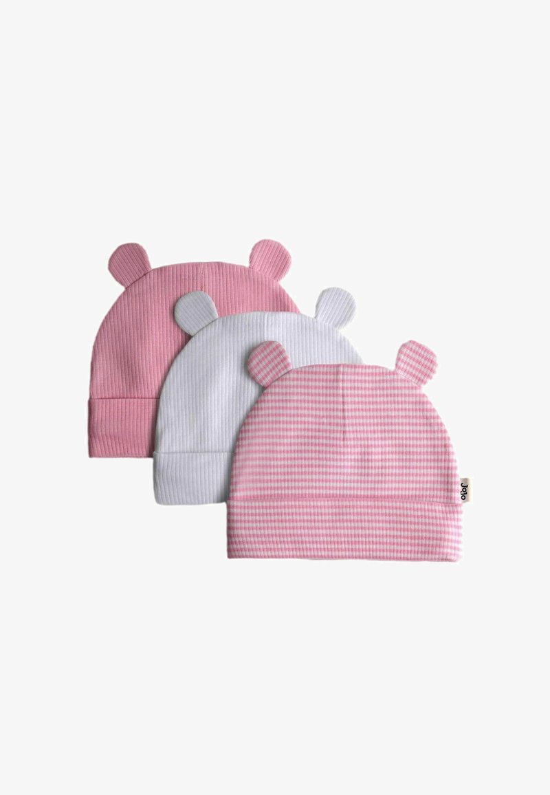 Trois bonnets pour bébé avec des oreilles d'ours, un rose, un blanc et un rose à rayures blanches, disposés en motif superposé sur fond blanc.