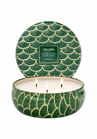 Grön ljus med tre veker, inrymd i en dekorativ behållare med ett guldigt fläktmönster och en etikett som läser "Voluspa Noble Fir Garland."
