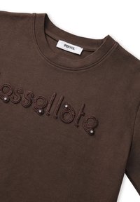 Bruine sweatshirt met geborduurde tekst "dissolute" en decoratieve kralen, ronde halslijn en zachte textuur. Label bevestigd bij de kraag.