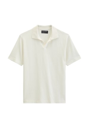 Krátký rukáv off-white polokošile s otevřeným límečkem a měkkou látkou, položená na bílem pozadí.