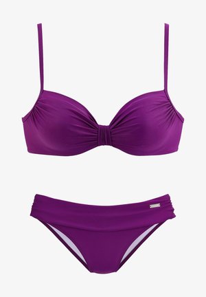 Lilla bikiinide komplekt, millel on kogutud push-up tops ja õhukesed rihmad, ning reguleeritavad aluspüksid siledast vöökohtadest ja kontrastse sisekattega.