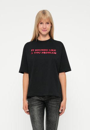 NMKARLA - Tricou cu imprimeu - black/racing red