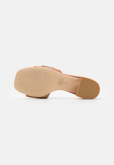 Stuart Weitzman BENNI tan