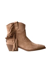 Bottine cowboy en daim beige avec talon empilé et détails à franges à l'arrière et sur le côté.