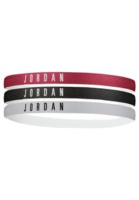 Trzy taśmy do rozciągania w kolorach czerwonym, czarnym i białym, z napisem "JORDAN" w wyraźnym czarnym drukowanym. Wykonane z materiału tekstylnego o gładkiej fakturze.