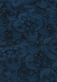 Donkerblauwe kant stof met bloemmotieven en ingewikkelde details en verschillende texturen, gekenmerkt door verhoogde en open ontwerpen.