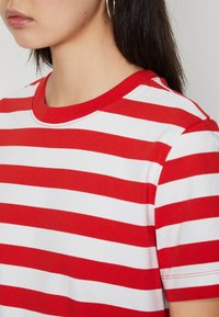 Selected Femme SLFESSENTIAL TEE - Apdrukāts T-krekls - flame scarlet/bright white