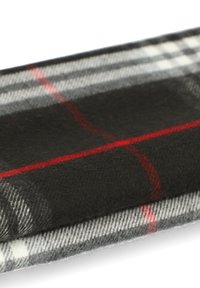 Wełniana tkanina w ciemnoszarym kolorze z wzorem w kratkę, który zawiera białe i czerwone linie, prezentująca miękką teksturę i złożony kształt.