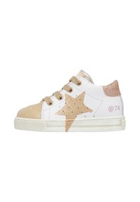 Sneaker bianco con dettagli in glitter dorato, design a stella sul lato, punta beige e rifinitura metallica sul tallone. Presenta lacci testurizzati.