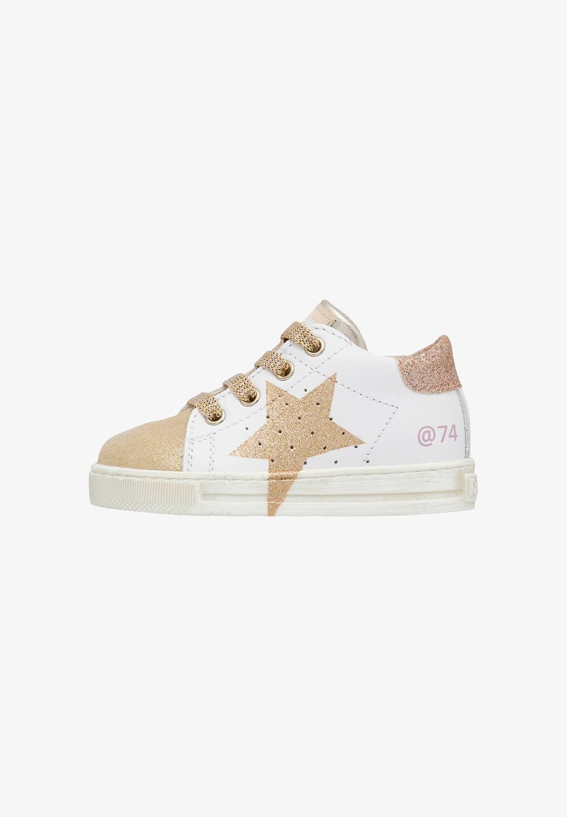 Sneaker bianco con dettagli in glitter dorato, design a stella sul lato, punta beige e rifinitura metallica sul tallone. Presenta lacci testurizzati.