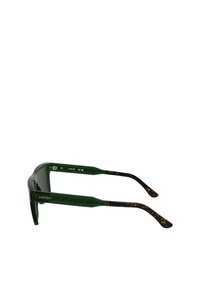 Ochelari de soare verzi cu un cadru transparent, brațe texturate cu un model de fâsii de broască țestoasă și detaliu cu logo pe lateral.