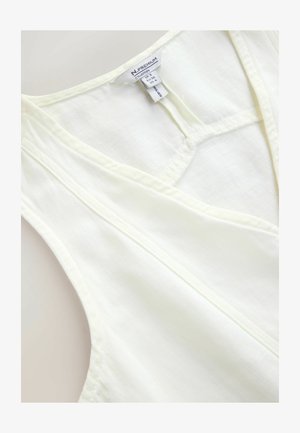 Valge varrukateta V-kaelusega riideese nähtavate õmblustega ja suurus silt näitab UK 8, EU 36 ning US S.