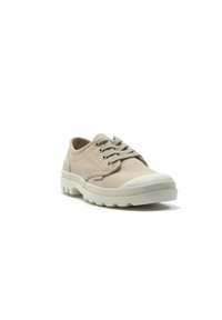 Beige Leinensneaker mit runder Nase, weißer Gummisohle und sechs Ösen. Strukturiertes Obermaterial mit dezenten Steppnähten und gemusterter Laufsohle.