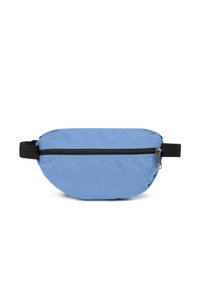 Světle modrá látková ledvinka s černými nastavitelnými popruhy a přední kapsou na zip, umístěná na bílém pozadí.
