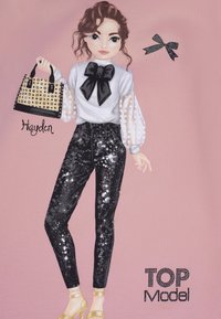 Illustrazione di un modello che indossa una blusa bianca con maniche trasparenti e un fiocco nero, pantaloni neri con paillettes e tacchi dorati, mentre tiene una borsa a motivo.
