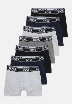 Zeven paar herenboxershorts in zwart, marineblauw, grijs en lichtgrijs, elk met een zwarte tailleband waarop "BOSS" in het wit staat.