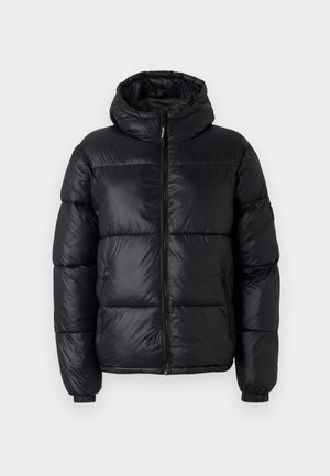 Chaqueta de plumón negra con capucha, con un acabado brillante, secciones acolchadas, cremallera frontal y puños elásticos para un ajuste ceñido.