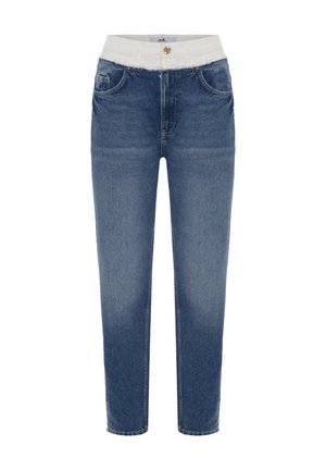 Jeans en denim bleu clair avec une taille blanche. Les caractéristiques incluent deux poches avant et une fermeture à bouton doré. Conception à jambe droite.