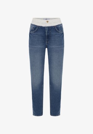 Jasnoniebieskie dżinsy z białym pasem. Cechy obejmują dwie przednie kieszenie oraz zapięcie na złoty guzik. Prosty krój nogawki.