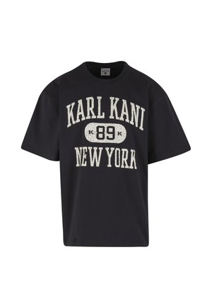 Must ülikerge T-särk valge lõhestunud teksti trükiga, millel on esiosas kiri "KARL KANI 89 NEW YORK".