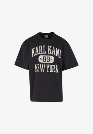 Camiseta negra de gran tamaño con estampado de texto blanco agrietado que dice "KARL KANI 89 NEW YORK" en el frente.