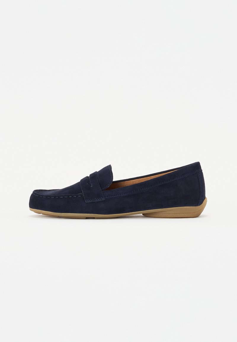 Navyblauwe suède loafers met een lage tan rubberen zool, voorzien van een gestikt ontwerp en een decoratieve band over de wreef.