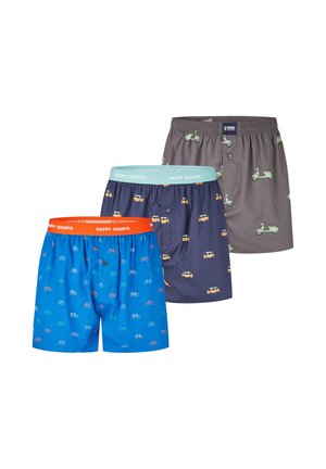 Tre par mønstrede herreboxershorts i blå med cykler, navy med varevogne og grå med scootere, hver med farverige elastiske linninger i taljen.