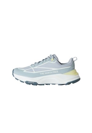 Jasnoniebieski i szary sportowy but marki North Face z białą podeszwą, sznurowanym zapięciem oraz teksturowaną podeszwą zewnętrzną, widoczny z boku na białym tle.