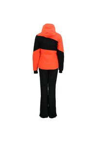 Vue arrière d'une veste d'hiver à capuche bicolore orange et noir, accompagnée de pantalons de neige noirs, se tenant devant un fond blanc.