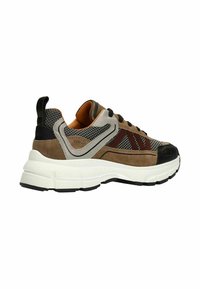 Bruine en grijze sneaker met meshpanelen, suede accenten en een witte chunky zool. Beschikt over een zwarte neuzenkap en gestructureerde details op de achterkant.
