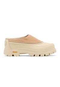 Beiger Schlupfschuh mit gepolstertem Obermaterial, Ziernähten und robuster Vibram-Gummisohle mit tiefem Profil für besseren Halt und Langlebigkeit.