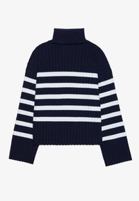 Pull côtelé bleu marine avec un col montant, présentant des rayures blanches horizontales sur le corps et les manches. Texture douce, coupe courte.