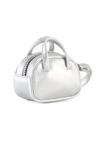 Borsa a tracolla argentata metallici con due piccole maniglie, chiusura con zip, forma arrotondata, texture liscia e accenti decorativi sulla zip.