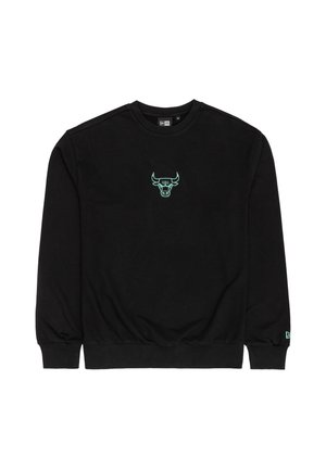 Czarna bluza bawełniana z prążkowanymi ściągaczami na rękawach i dole. Na piersi małe, jasnoniebieskie logo byka. Prosty krój z okrągłym dekoltem.